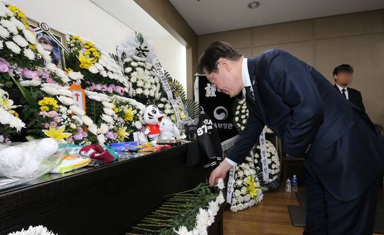 지난해 2월 12일 이재명 대통령(당시 더불어민주당 대표)이 대전 서구 건양대병원 장례식장에서 교사에게 피살된 김하늘 양을 추모하고 있다. 뉴스1