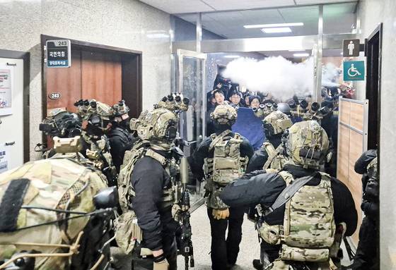 12 ·3 비상계엄 직후 계엄군이 국회 본청으로 진입하고 있다. 이들이 명령을 제대로 이행했더라면 우리는 아직도 계엄 정국에서 신음하고 있었을지 모른다. 연합뉴스