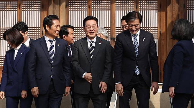 이재명 대통령이 16일 청와대 상춘재에서 열린 정당 지도부 초청 오찬에서 기념촬영을 마치고 정청래 더불어민주당 대표, 조국 조국혁신당 대표와 나란히 이동하고 있다. 뉴스1