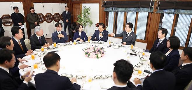 이재명 대통령이16일 청와대 상춘재에서 열린 정당 지도부 초청 오찬에서 발언하고 있다. 뉴스1