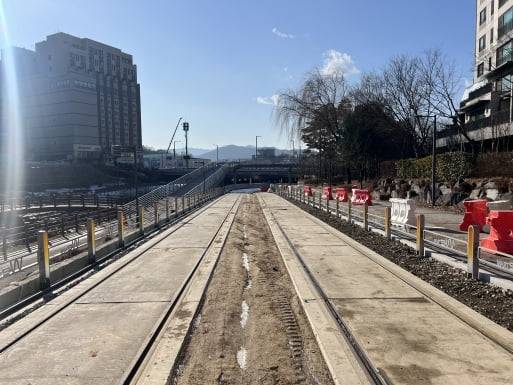 경기 성남 수정구 창곡동 '위례자이' 6동 앞쪽으로 위례선 트램 레일이 깔려 있다. 사진=손주형 기자