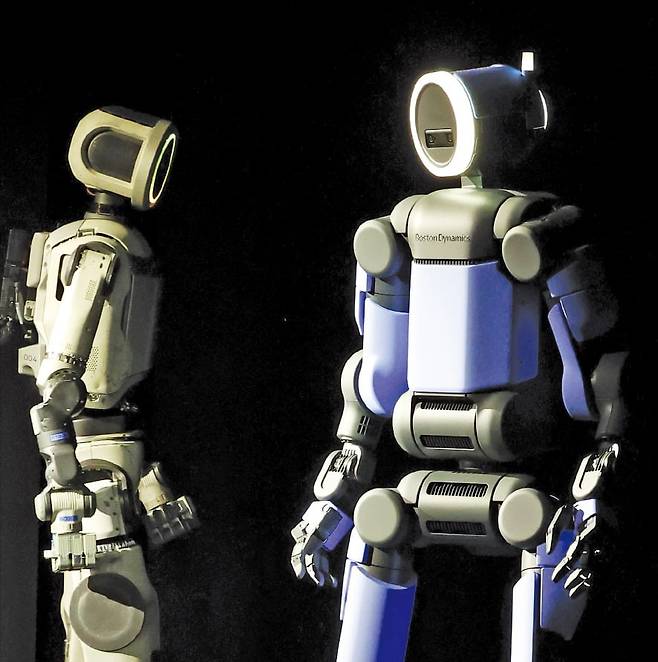 보스턴다이내믹스는 지난 5일 미국 라스베이거스에서 열린 세계 최대 IT·가전 전시회 CES 2026에서 신형 아틀라스를 공개했다. 왼쪽은 신형 아틀라스 시제품이고 오른쪽이 차세대 모델이다.  /연합뉴스