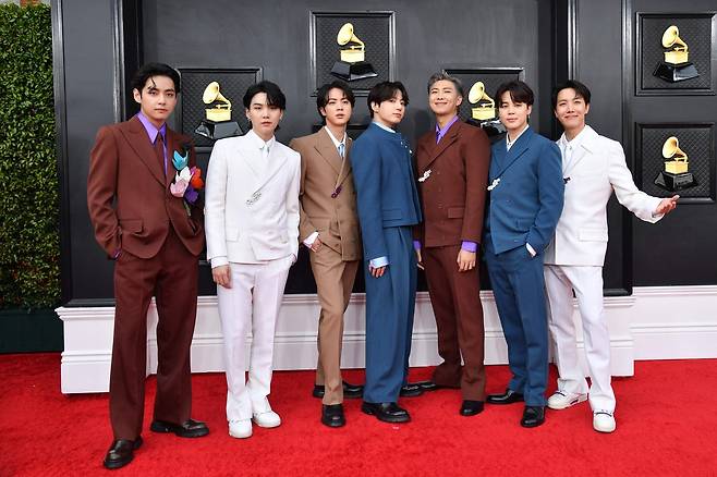 그룹 방탄소년단(BTS)이 2022년 4월3일 미국 라스베이거스의 MGM 그랜드 가든 아레나에 마련된 제64회 그래미 시상식장에 도착해 포즈를 취하고 있다. 연합뉴스