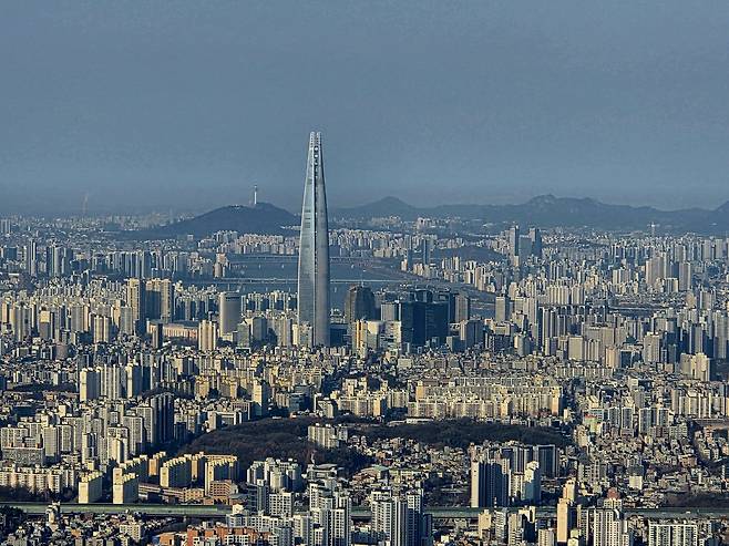 A  panoramic view of Seoul seen from the observatory platform near the west gate of Namhansanseong Fortress (Park Yuna/The Korea Herald)