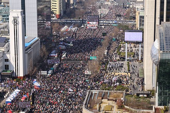 An anti-impeachment rally titled “Gwanghwamun National Rally Against the Impeachment of President Yoon Suk Yeol” is held along Sejong-daero on March 22, 2025. [KIM JONG-HO]