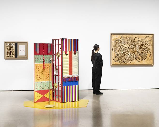 Contemporary art incorporating aspects of minhwa are on view at the"The Way of Painting" show at Gallery Hyundai in Jongno District, central Seoul. [GALLERY HYUNDAI]