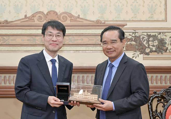 김정기 대구시장 권한대행이 16일 응웬 반 드억(Nguyen Van Duoc) 호치민시 인민위원장과 면담을 갖고 경제·과학기술·인적 교류 분야 협력 방안을 논의했다. 대구시 제공&nbsp;