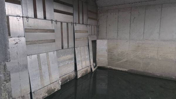 16일 인천 부평구 굴포천 상류 하수박스에 설치한 악취 차단용 하수박스 덮개는 틈새가 벌어져 제 기능을 못하고 있다. 장민재 기자