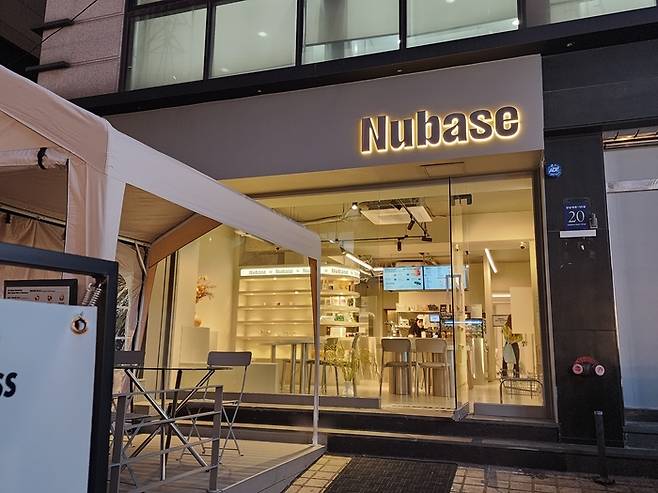 누베이스 신사점. <부자비즈>