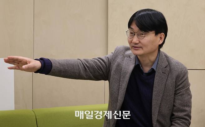 이태우 서울대 재료공학부 교수가 매일경제와 인터뷰하면서 차세대 디스플레이 기술의 원리를 설명하고 있다. 이 교수는 16일 네이처와 사이언스 지에 동시에 논문을 게재한 세계적으로도 드문 기록을 세웠다. <한주형 기자>