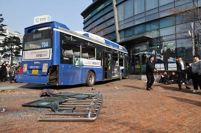 16일 오후 서울 중구 NH농협은행 본점영업부를 시내버스가 들이받는 사고가 발생해 경찰과 소방당국이 이를 수습하고 있다. 뉴스1