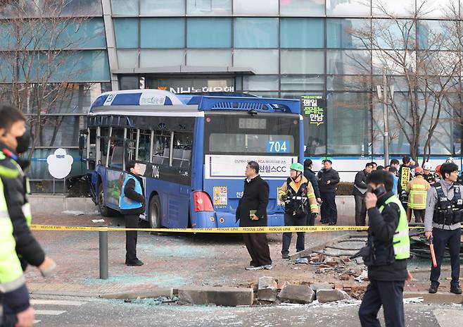16일 서울 서대문역 사거리에서 버스가 인도로 돌진 뒤 건물에 충돌해 경찰과 소방대원들이 현장을 수습하고 있다. 연합뉴스