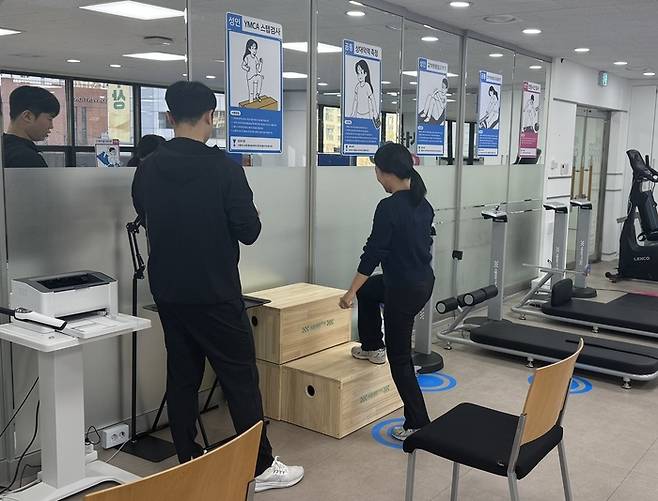 서울 송파구 신천동에 위치한 송파구보건소에 개소한 체력인증센터에서 지난 10일 방문객이 체력 측정을 하고 있다. [송파구]