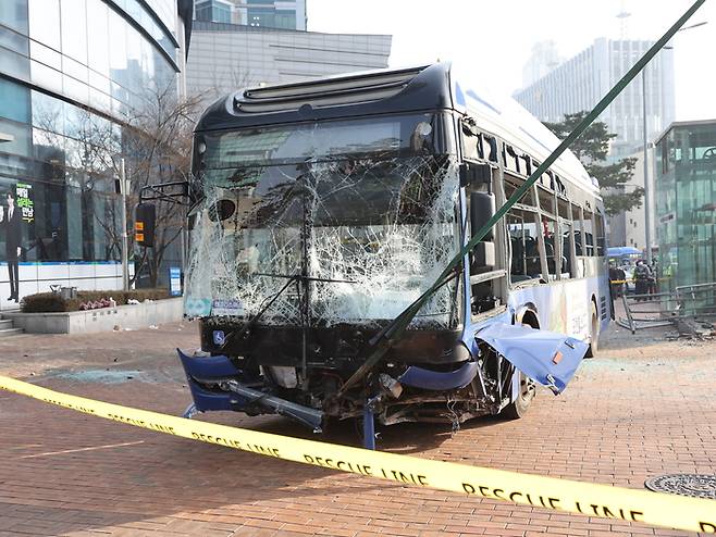 16일 오후 서울 서대문역 사거리에서 인도로 돌진해 건물과 충돌한 버스가 견인되고 있다. [연합뉴스]