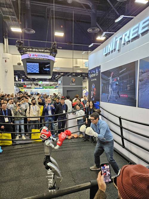 중국 유니트리의 로봇이 CES 관람객과 권투 시합을 하고 있다.  라스베이거스 이덕주 기자