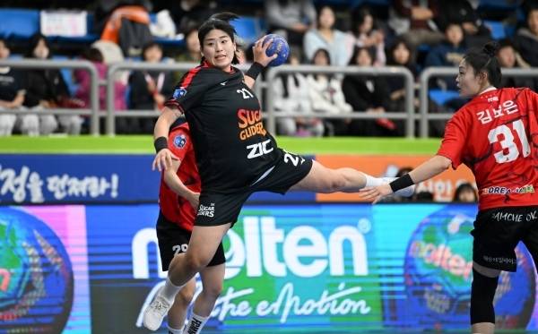 사진 SK슈가글라이더즈 최지혜가 점프 슛을 하고 있다.