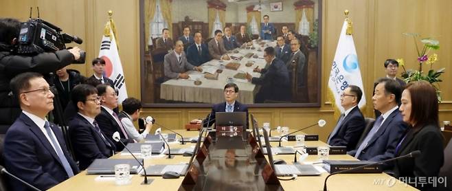 이창용 한국은행 총재가 15일 오전 서울 중구 한국은행에서 열린 금융통화위원회 본회의를 주재하고 있다. /사진=공동취재