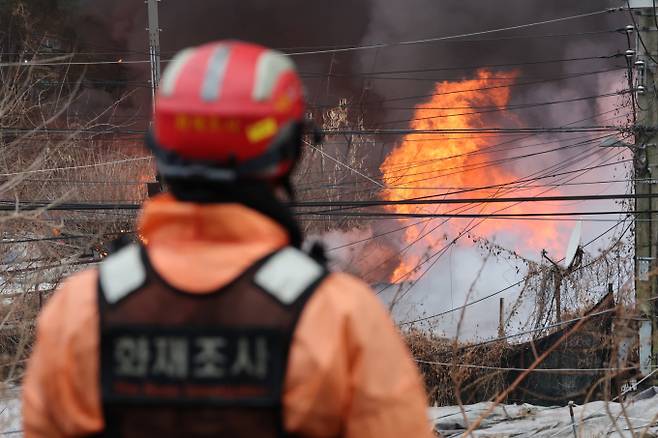 오세훈 서울시장 구룡마을 화재와 관련해 신속 진화를 지시했다. 사진은 이날 오전 서울 강남구 개포동 구룡마을에서 불이 나 소방대원들이 진화작업을 벌이고 있다./사진=뉴스1