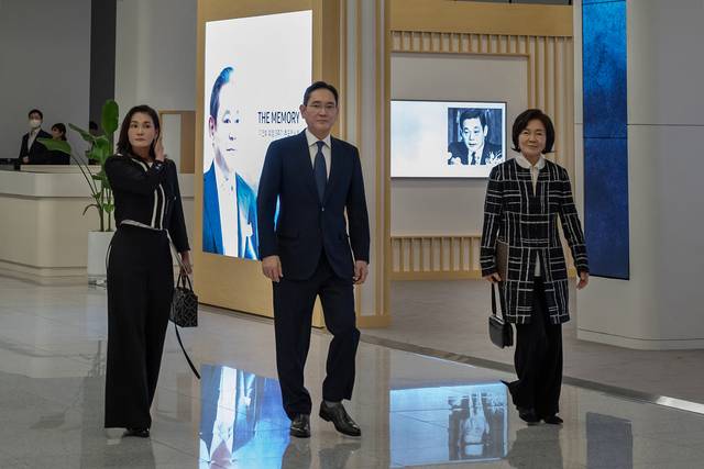 2023년 10월 ‘고 이건희 선대회장 추모 음악회’에 참석한 이 회장(가운데), 홍 관장(오른쪽)과 이서현 삼성복지재단 이사장.  연합뉴스·삼성전자 제공