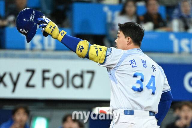 22일 대구 삼성라이온즈파크에서 열린 '2025 신한 SOL BANK KBO 포스트 시즌' 삼성 라이온즈와 한화 이글스 플레이오프(PO) 4차전 경기. 삼성 대타 전병우가 6회말 2사 1-2루에 한화 한승혁의 투구가 헬멧에 맞았다고 말하고 있다./마이데일리