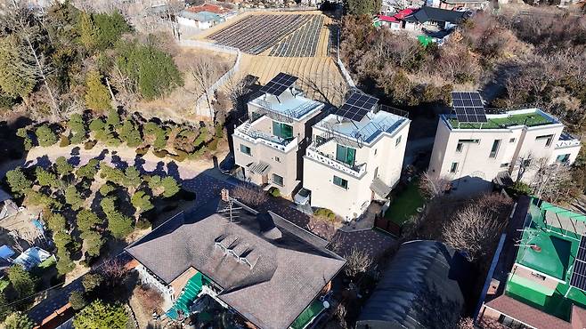 경기도 고양시 덕양구 효자동에 자리한 단독주택 두 채와 앞 도로가 최저입찰가격 7억원대에 경매시장에 나왔다. 이건욱 PD