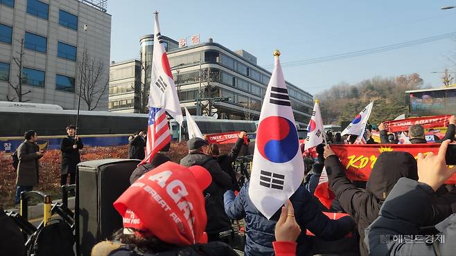 16일 오후 3시께 서울 서초구 서울중앙지방법원 앞 윤석열 전 대통령 지지자들이 모여 태극기를 흔들고 있다. 이영기 기자.