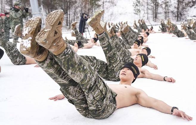 [서울=뉴시스] 해병대 특수수색여단은 지난 2일부터 2월 26일까지 강원 평창군 황병산 일대에서 2026년 동계 설한지 훈련을 한다. 사진은 지난 15일 해병대 특수수색여단 장병들이 내한 극복을 위한 체력 단련을 실시하고 있다. (사진=해병대사령부 제공) 2026.01.16. photo@newsis.com *재판매 및 DB 금지