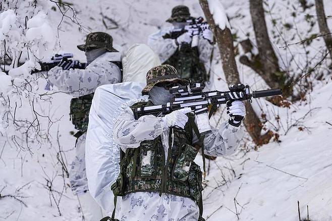 [서울=뉴시스] 해병대 특수수색여단은 지난 2일부터 2월 26일까지 강원 평창군 황병산 일대에서 2026년 동계 설한지 훈련을 한다. 사진은 지난 14일 해병대 특수수색여단 장병들이 장병들이 설상 기동 및 은밀 침투 훈련 간 주위를 경계하며 이동하고 있다. (사진=해병대사령부 제공) 2026.01.16. photo@newsis.com *재판매 및 DB 금지