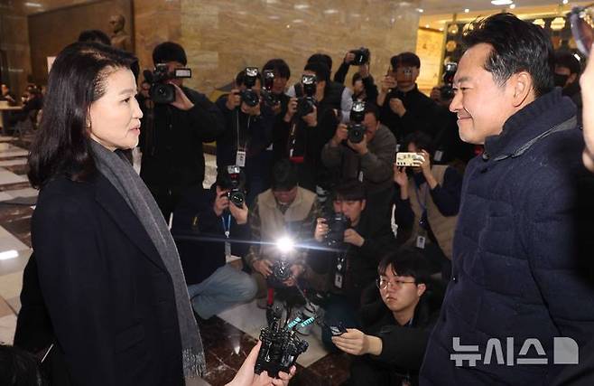 [서울=뉴시스] 조성봉 기자 = 장동혁 국민의힘 대표가 16일 오전 서울 여의도 국회에서 단식농성 중 격려방문한 이진숙 전 방송통신위원장과 만나 대화를 하고 있다. 2026.01.16. suncho21@newsis.com