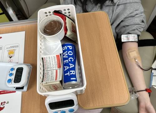 헌혈하고 두쫀쿠를 받은 김지안(22)씨 [촬영 최윤선]