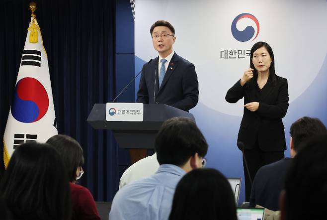 류제명 과학기술정보통신부 2차관이 15일 서울 종로구 정부서울청사에서 독자AI 파운데이션 모델 프로젝트 1차 단계평가 결과를 발표하고 있다. 연합뉴스