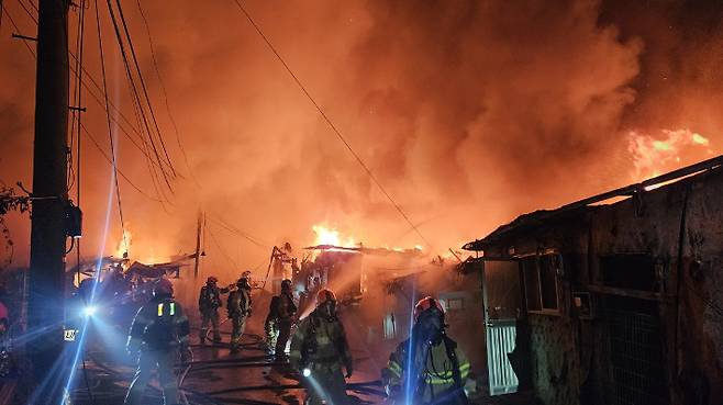 16일 오전 5시께 서울 강남구 개포동 구룡마을 4지구에서 불이 났다. 연합뉴스