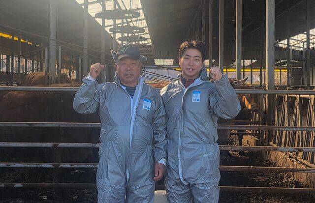 한우 암소 등심 단면적 145cm²를 기록, 제주지역 역대 최고치를 경신하는 성적을 올린 제주축산농협 조합원인 박형식 장암영농조합법인 대표(왼쪽)와 아들 박기태씨가 한우 사육에 더욱 매진하겠다는 의지를 다지고 있다.