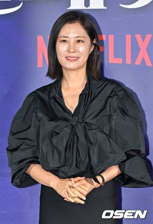 [OSEN=박준형 기자] 11일 서울 용산구 아이파크몰 내 CGV 용산에서 넷플릭스 ‘퀸메이커’ 제작발표회가 진행됐다.넷플릭스 새 시리즈 ‘퀸메이커’는 그동안 좀처럼 볼 수 없었던 여성 정치 드라마이다. 이미지 메이킹의 귀재 황도희가 약자의 편에 서서 세상과 맞서 싸우는 인권변호사 오경숙을 서울 시장으로 만들기 위해 선거판에 뛰어들며 벌어지는 이야기를 그린다.배우 문소리가 포즈를 취하고 있다 2023.04.11 / soul1014@osen.co.kr