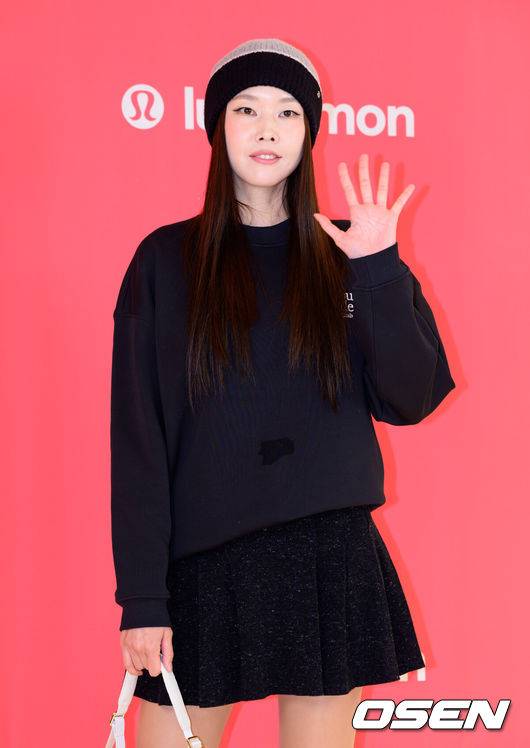 [OSEN=이대선 기자] 18일 오후 서울 룰루레몬 강남 플래그십 스토어에서 스포츠웨어 브랜드 룰루레몬 국내 첫 번째 플래그십 스토어 오프닝 이벤트가 열렸다.이날 행사에는 몬스타엑스 셔누, 모델 한혜진, 아모띠, 댄서 립제이, 모니카가 참석했다.모델 한혜진이 포토타임을 가지고 있다. 2025.11.18 /sunday@osen.co.kr