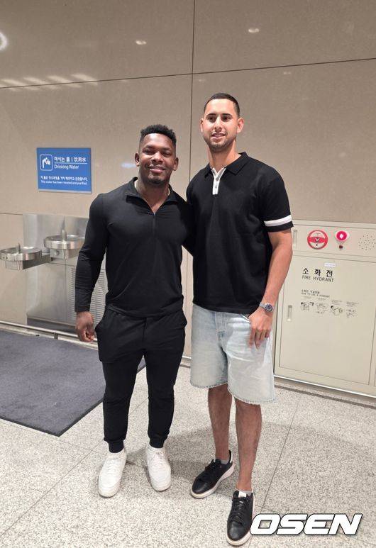 [OSEN=인천공항, 이후광 기자] 한화 요나단 페라자(좌)와 윌켈 에르난데스 / backlight@osen.co.kr