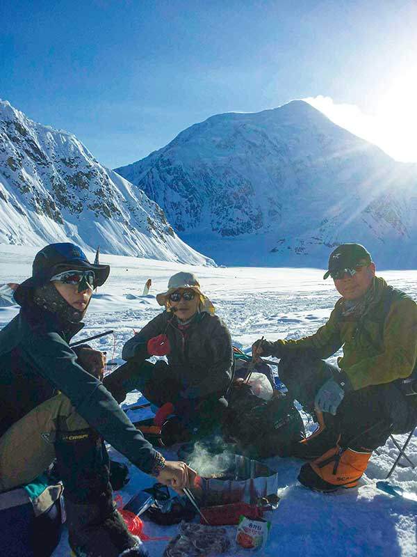 이경미 대원이 참고 중인 경상대산악회 데날리 원정보고서 중 식사 사진과 식량 짐 전체 사진.