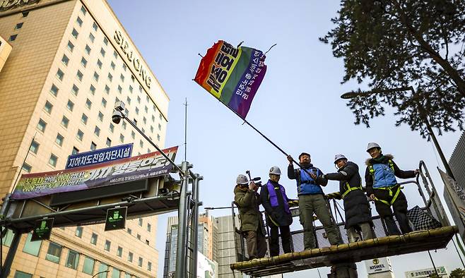 세종호텔 해고 노동자의 복직을 요구하며 336일 째 고공농성 중인 고진수 민주노총 서비스연맹 세종호텔지부장이 14일 서울 중구 세종호텔 앞 공공농성장에서 고공농성을 해제하고 지상으로 내려오고 있다. 뉴스1