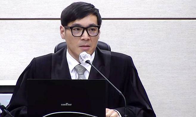 서울중앙지법 형사35부 재판장인 백대현 부장판사가 16일 윤석열 전 대통령의 특수공무집행방해, 범인도피교사, 직권남용 권리행사방해 등 혐의 사건 1심 선고공판에서 윤 전 대통령에게 징역 5년을 선고하고 있다. 서울중앙지법 제공