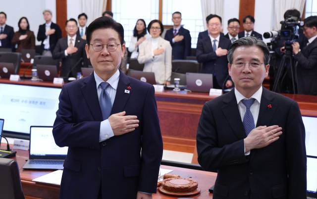 이재명 대통령이 15일 청와대에서 열린 수석보좌관회의에서 국민의례를 하고 있다. 연합뉴스
