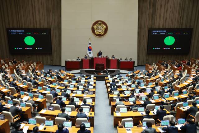 30일 국회 본회의에서 지방세법 일부개정법률안이 통과되고 있다. 연합뉴스