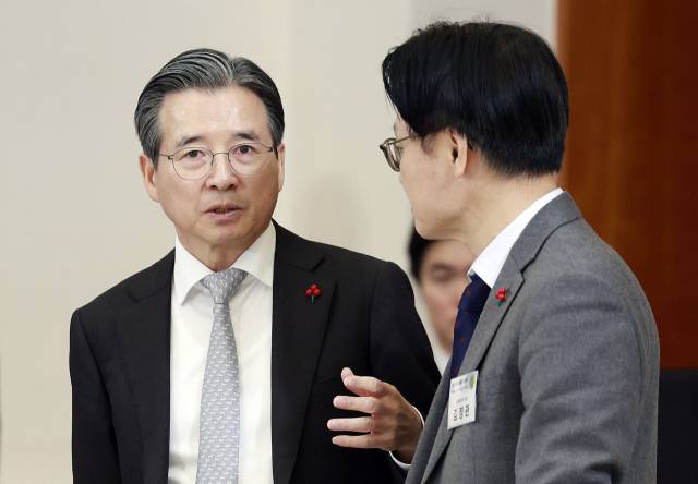 김용범 정책실장과 김정관 산업통상부 장관이 9일 청와대에서 열린 경제성장전략 국민보고회에서 대화하고 있다. 연합뉴스