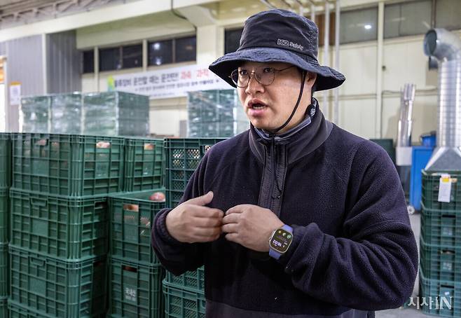 경북 예천에서 사과 농사를 짓는 박종태 농민이 안동시장에 사과를 출하한 뒤 인터뷰에 응하고 있다. ⓒ시사IN 조남진