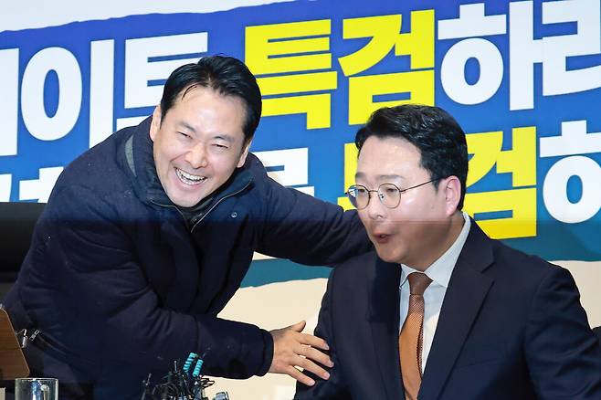 단식 농성 중인 장동혁 국민의힘 대표(왼쪽)가 1월16일 국회에서 2차 종합특검법안 반대 필리버스터를 마치고 로텐더홀 농성장을 방문한 천하람 개혁신당 원내대표와 대화하고 있다. ⓒ연합뉴스