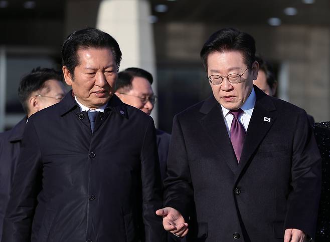 한일 정상회담을 위해 일본 나라현을 방문하는 이재명 대통령이 1월13일 성남 서울공항에서 공군 1호기로 이동하며 정청래 더불어민주당 대표와 대화하고 있다. ⓒ연합뉴스