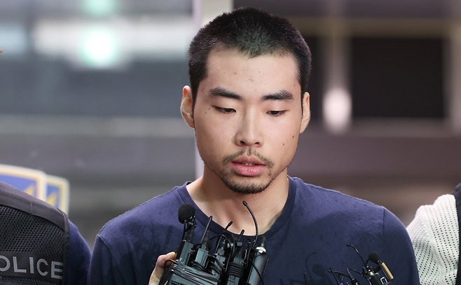 '분당 서현역 흉기난동'&nbsp;사건의 범인 최원종이 2023년 8월10일 경기 성남시 수정구 성남수정경찰서 유치장에서 검찰로 송치되고 있다. ⓒ연합뉴스