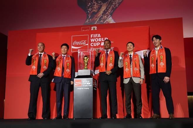 차두리 화성 감독, 차범근 전 한국대표팀 감독, 지우베르투 실바 FIFA 글로벌 홍보대사, 이영표 전 대한축구협회 부회장, 구자철 제주 유스 디렉터(왼쪽부터)가 16일 서울 CGV용산아이파크몰에서 월드컵 공식 후원사 코카콜라가 개최한 우승 트로피 공개 행사에 참석했다. 용산│뉴시스