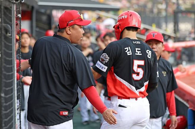 ▲ 이범호 KIA 감독(왼쪽)은 김도영의 몸 상태를 면밀히 체크하며 유격수 출전 및 실험 타이밍을 본다는 계획이다 ⓒKIA타이거즈