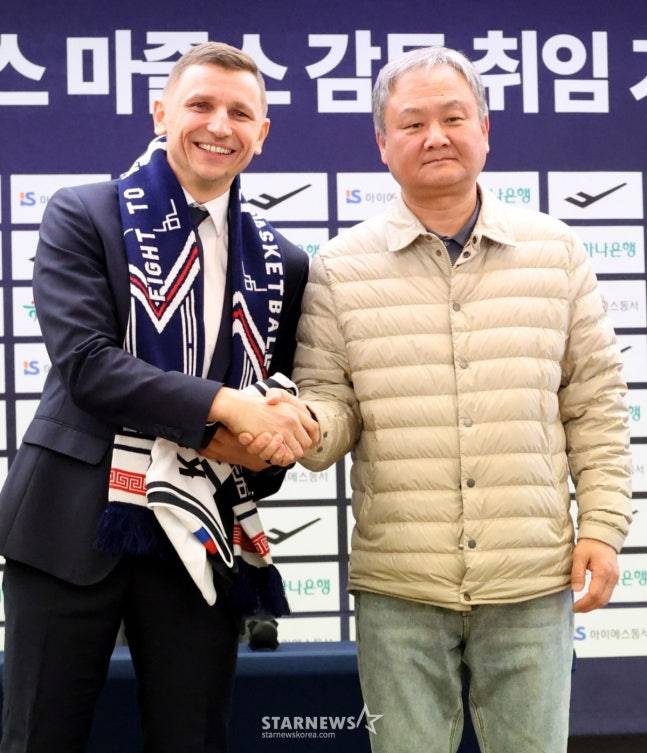 유재학 경기력향상위원장(오른쪽)과 마줄스 감독. /사진=김진경 대기자