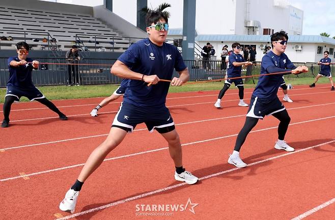 [포토]'끌려가면 안돼!' 안간힘 손주형